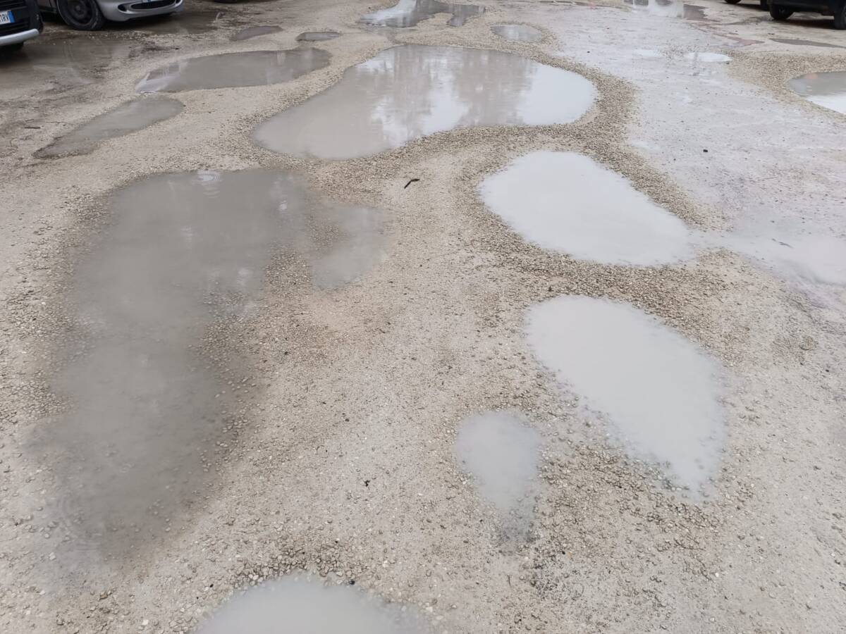 L’AQUILA: PARCHEGGIO CASTELLO, AL VIA LAVORI DI LIVELLAMENTO E RIEMPIMENTO DEI CRATERE CON LA GHIAIA