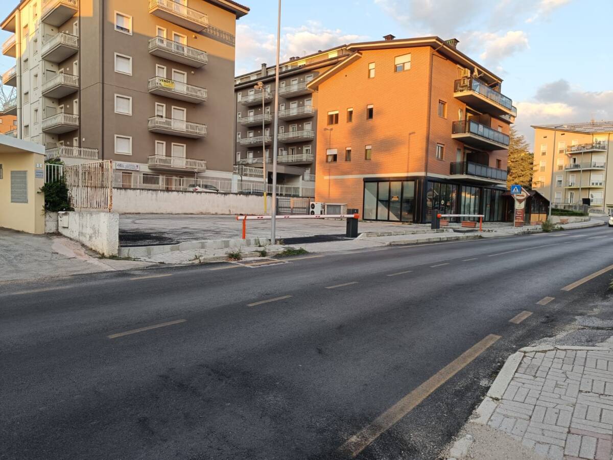 PARCHEGGIO VIA AMITERNUM L’AQUILA, COMITATO RESIDENTI: “PARLANO DOCUMENTI, AREA E’ PUBBLICA”