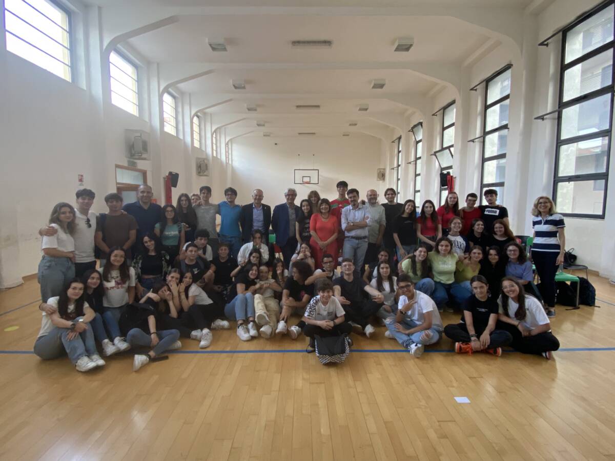HUBRUZZO DEBATE CHAMPIONSHIP: ECCO TUTTI GLI STUDENTI PREMIATI DELL’EDIZIONE 2023
