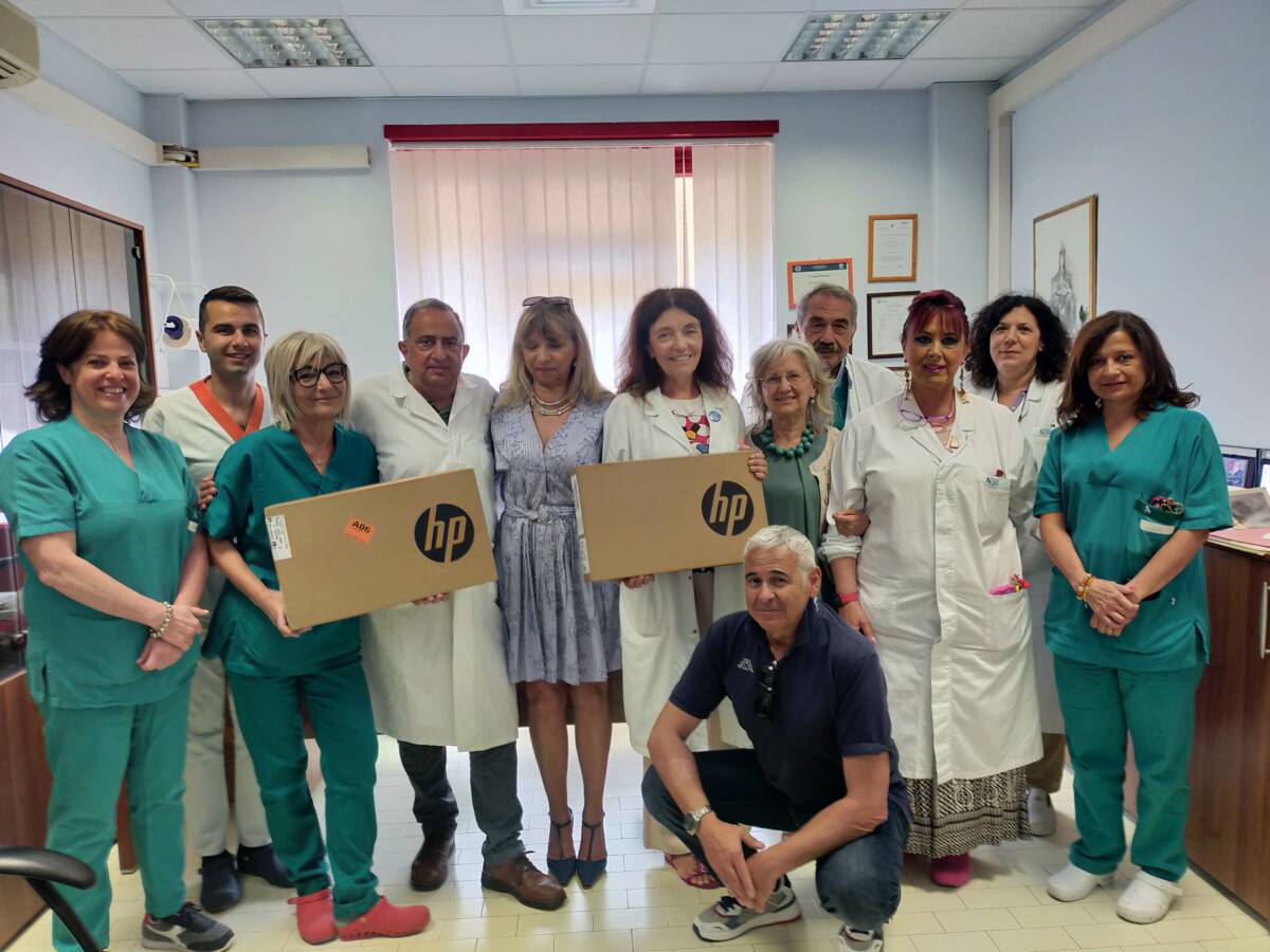 DONATI COMPUTER DAL ROTARY L’AQUILA AL LABORATORIO ANALISI E AL CENTRO DI TIPIZZAZIONE TISSUTALE