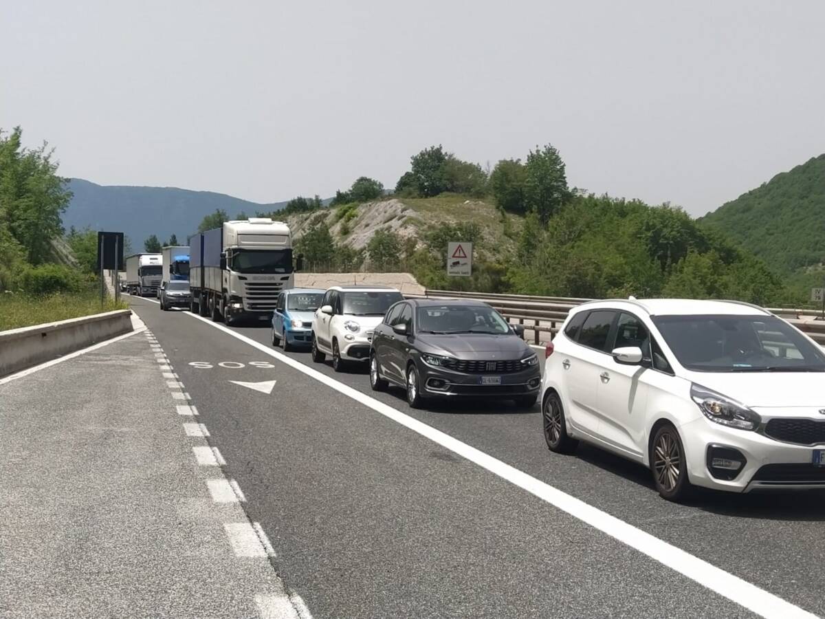 AUTOSTRADA A24: FILE INTERMINABILI ALL’IMBOCCO DELLA GALLERIA, AUTOMOBILISTI INVIPERITI