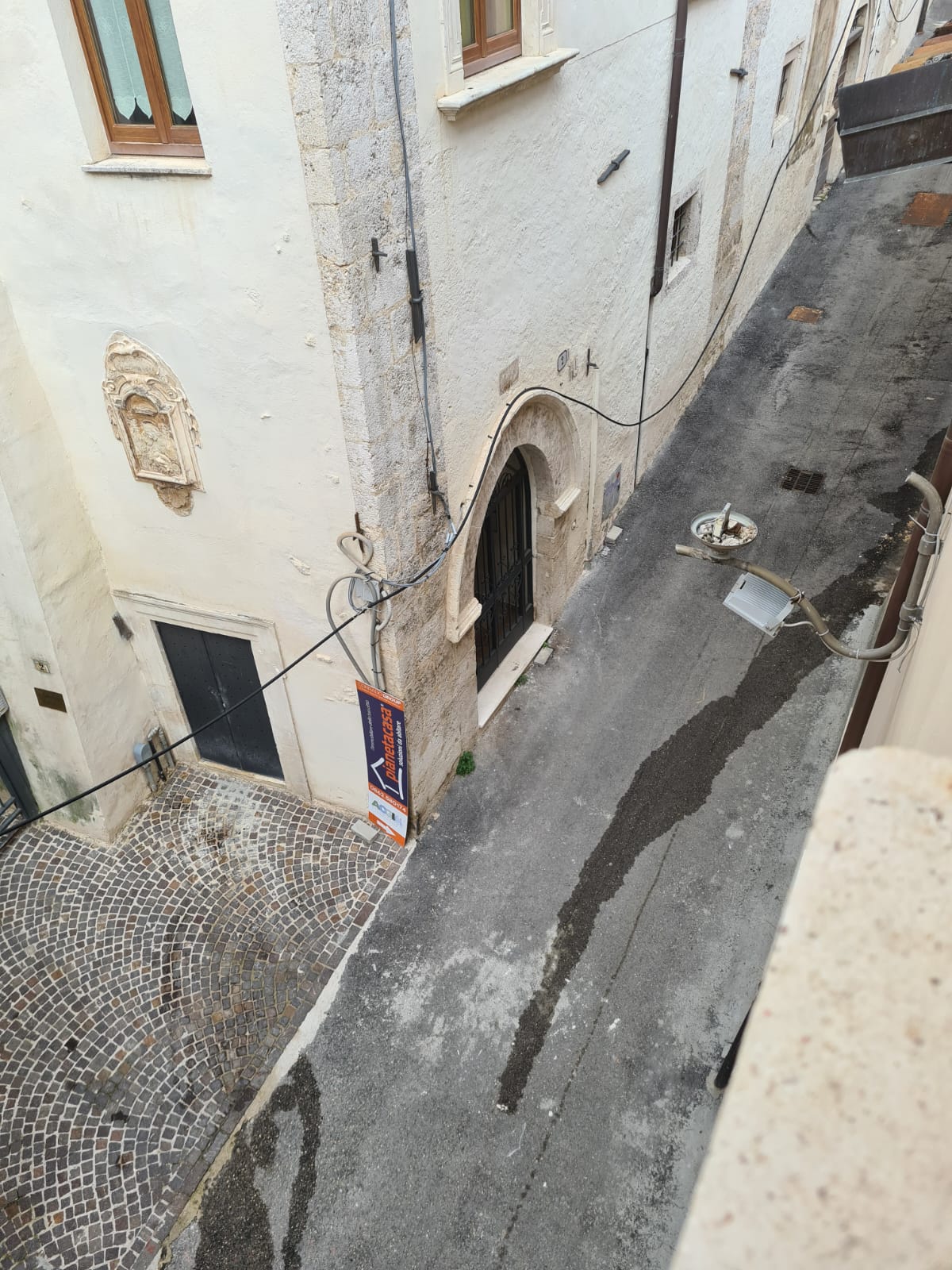 MOVIDA L’AQUILA: IRA RESIDENTI, “PISCIATE OVUNQUE, URLA E CHIASSO FINO A NOTTE FONDA”