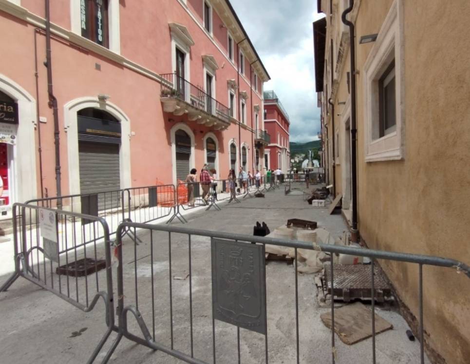 L’AQUILA: RIPAVIMENTAZIONE CORSO STRETTO A TUTTO GAS, RITARDI PER PRIMO LOTTO PIAZZA DUOMO