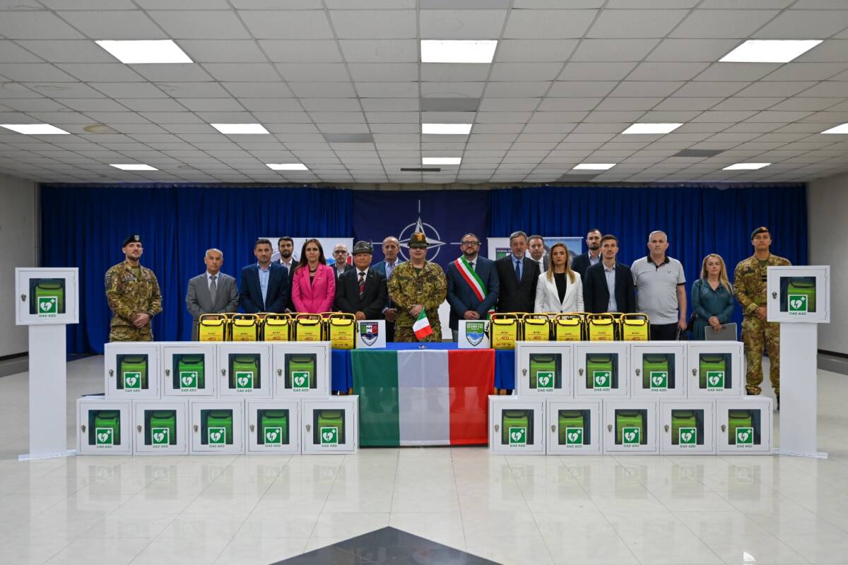 KOSOVO: SINDACO L’AQUILA BIONDI DONA DEFIBRILLATORI PER LE SCUOLE, “CONOSCIAMO VALORE SOLIDARIETA'”