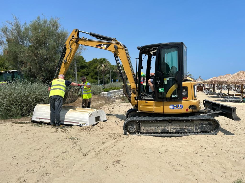 MONTESILVANO: SEQUESTRATE 21 BARCHE ABBANDONATE SULLA SPIAGGIA
