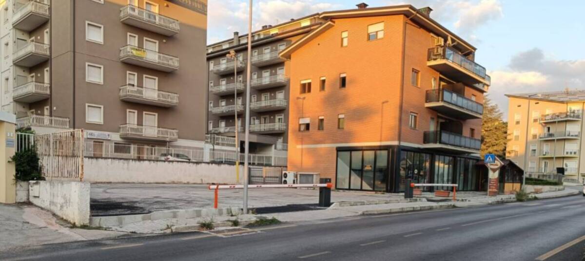 L’AQUILA, PARCHEGGIO VIA AMITERNUM: 45 GIORNI PER RIMOZIONE SBARRE, L’ORDINANZA