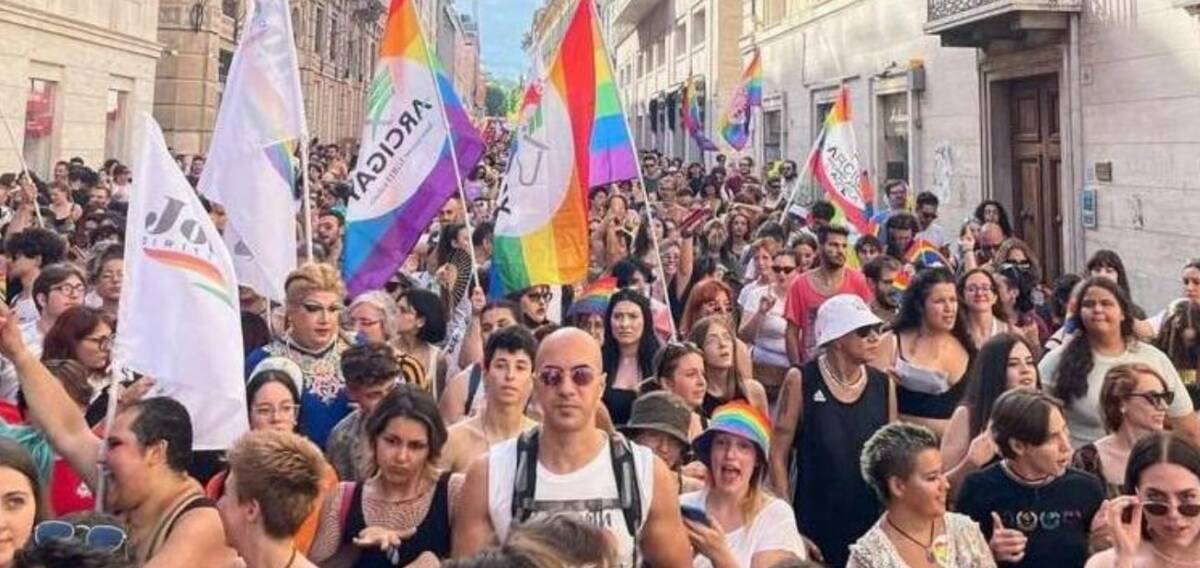 PRIDE ABRUZZO: OLTRE DUEMILA PERSONE A CHIETI, UN “FIUME” COLORATO ATTRAVERSA IL CENTRO STORICO