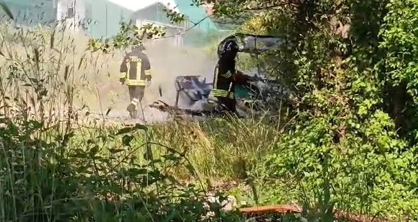 L’AQUILA: ROULOTTE IN FIAMME, VIGILI DEL FUOCO DOMANO INCENDIO