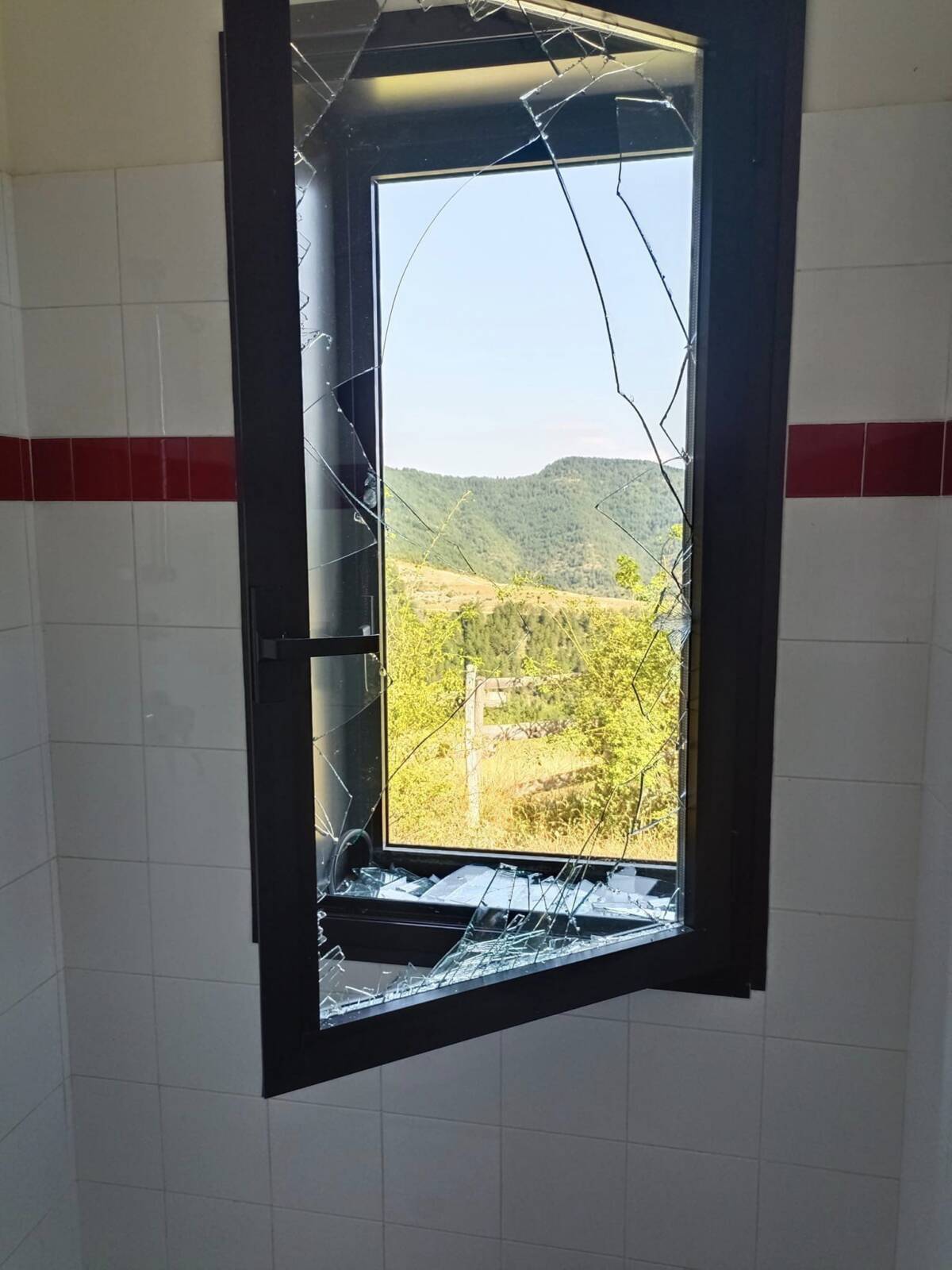 CORTINO: RAID VANDALI NEL CENTRO EDUCAZIONE AMBIENTALE DEL WWF, STANZE ROVISTATE, CONSUMATI ALCOLICI ALL’INTERNO