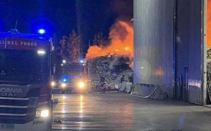 ORTONA: INCENDIO AL DEPOSITO DI ECOTEC, CITTADINI INVITATI A TENERE FINESTRE CHIUSE