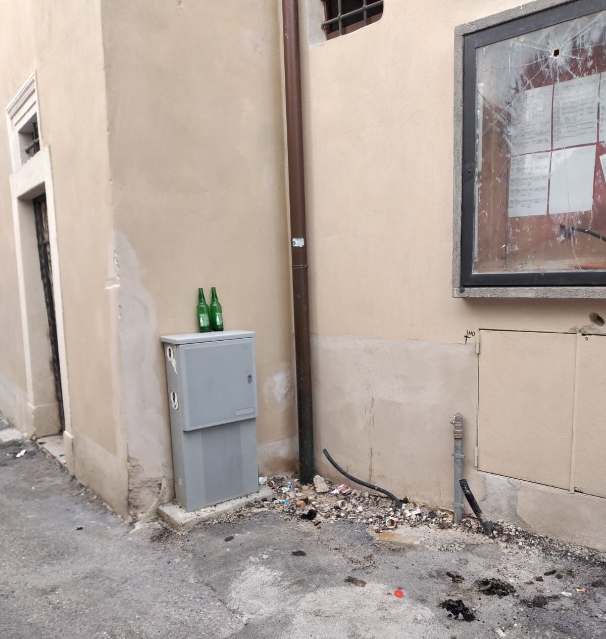 L’AQUILA, LA RABBIA DEI RESIDENTI IN CENTRO: “SPORCIZIA, DEGRADO E FURTI,  NESSUN CONTROLLO”