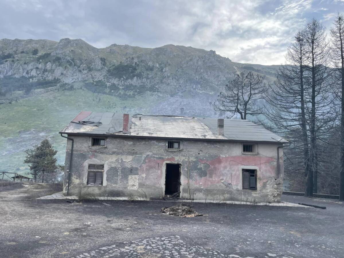 MONTE MORRONE:  INCENDIO QUASI DOMATO, RESTANO FOCOLAI, IN FUMO 350 ETTARI, SI INDAGA PER DOLO