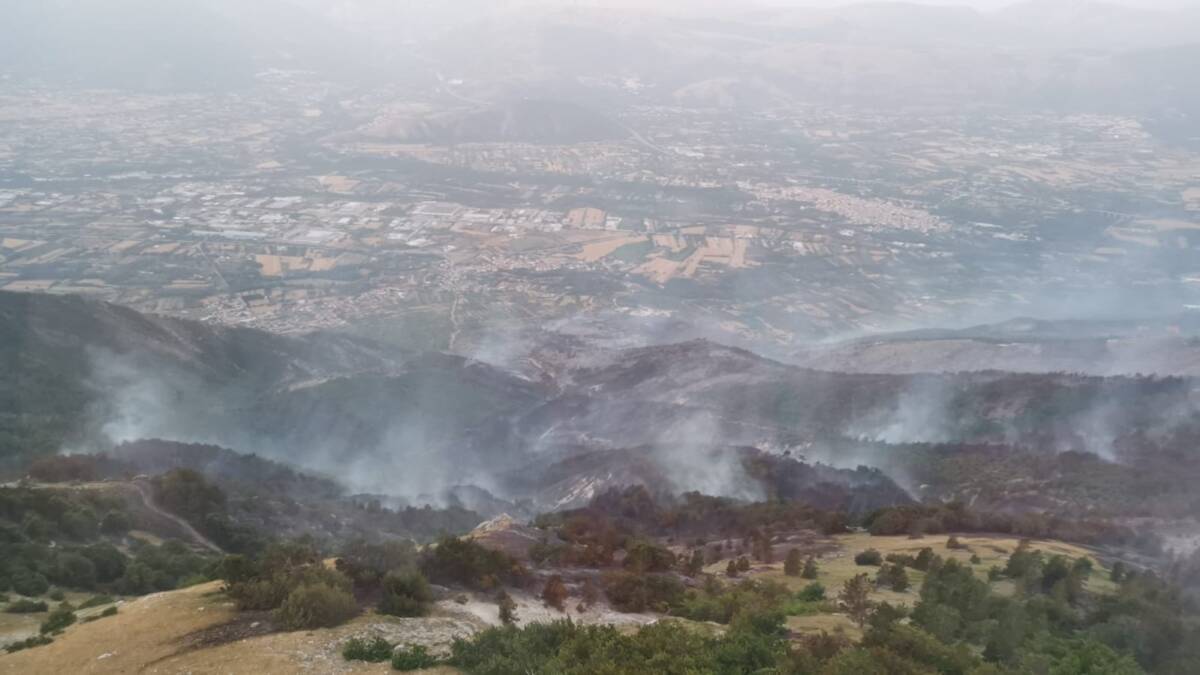 INCENDIO DIVORA IL MORRONE CARO A CELESTINO V, 500 ETTARI IN FUMO, IN AZIONE CANADAIR