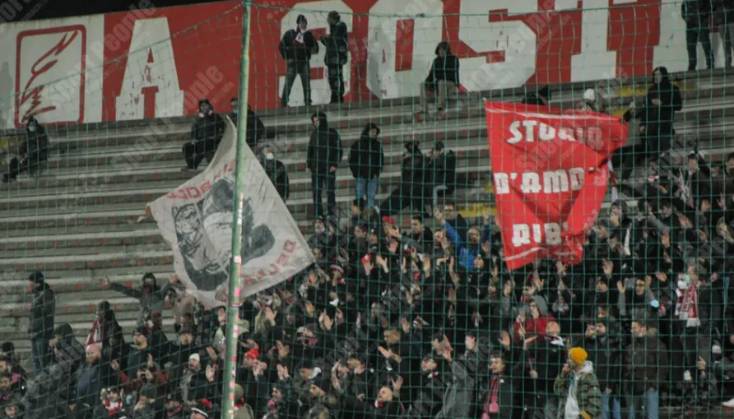 TERAMO: SCRITTE OFFENSIVE CONTRO QUESTORE, INDAGATO ULTRAS DEI “SEDICIGRADONI”