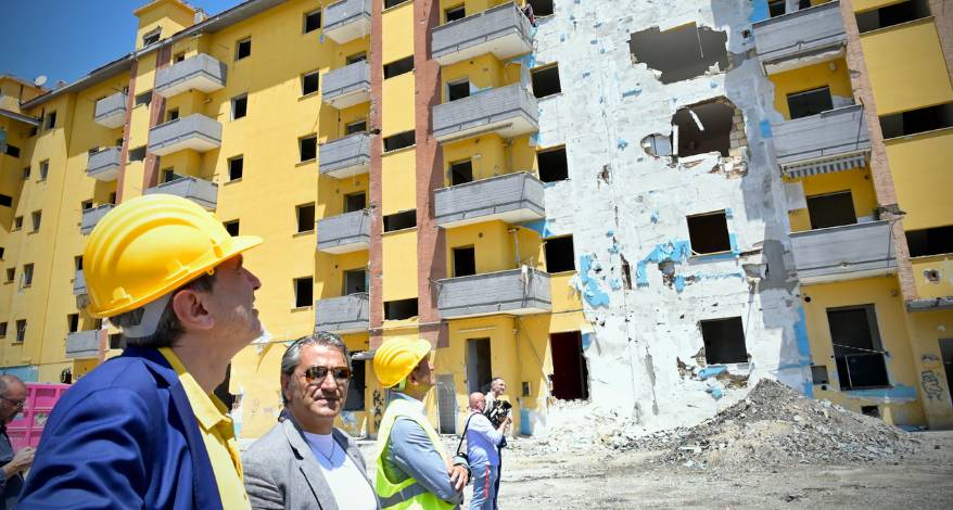 PESCARA: AVVIATA DEMOLIZIONE FERRO DI CAVALLO,<br> “SCELTA CORAGGIOSA, VIA SIMBOLO DEL DEGRADO”