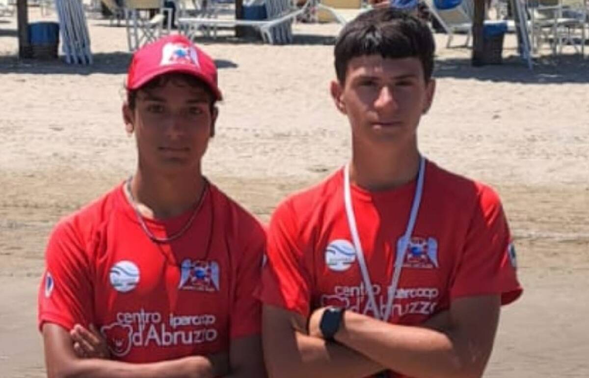 BIMBO AUTISTICO IN PERICOLO, DUE GIOVANI “ANGELI DEL MARE” DI PESCARA LO METTONO IN SALVO