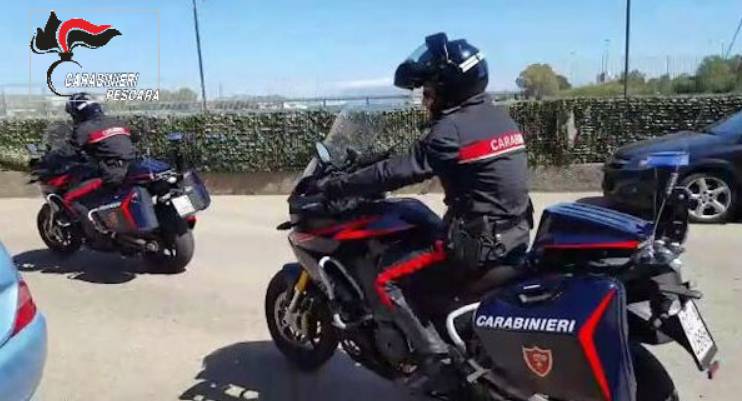 PESCARA: TENTA DI COLPIRE I CARABINIERI CON UNA STAMPELLA, ARRESTATO 65ENNE