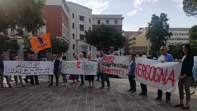 COCA E APPALTI AL COMUNE DI PESCARA. RESA DEI CONTI IN AULA, “MASCI DIMETTITI”, STRISCIONI E FISCHI