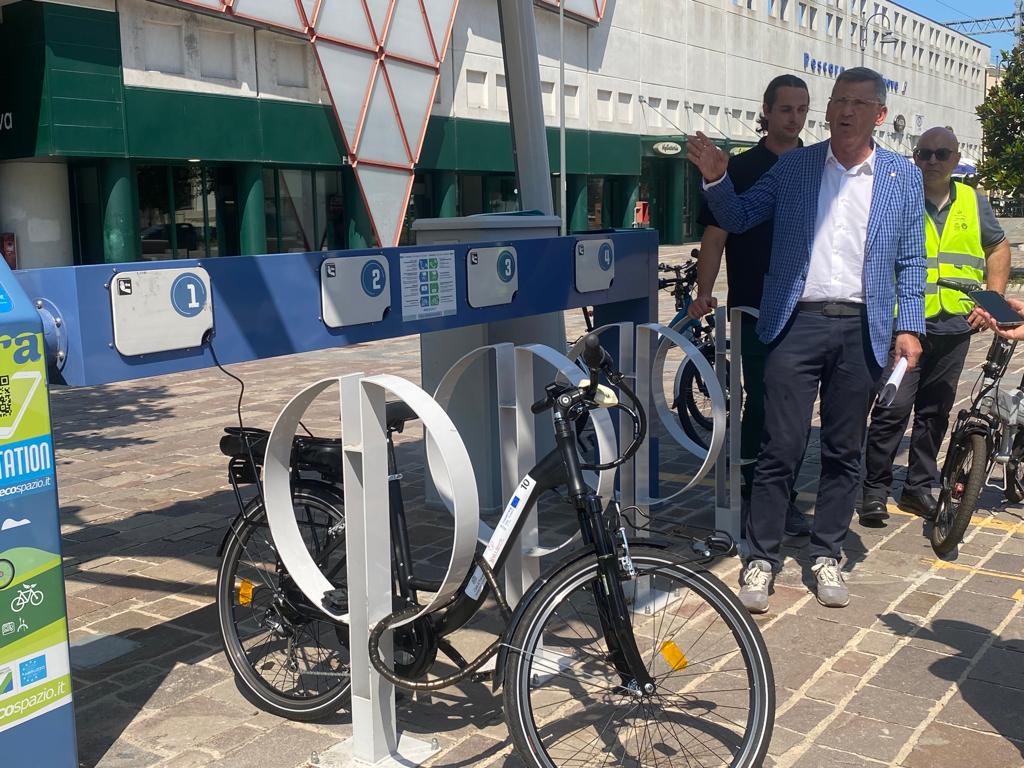 PESCARA: DIECI “ECOMOBILITY POINT” POSIZIONATI IN AREE STRATEGICHE. NOVE HANNO RICARICA PER EBIKE
