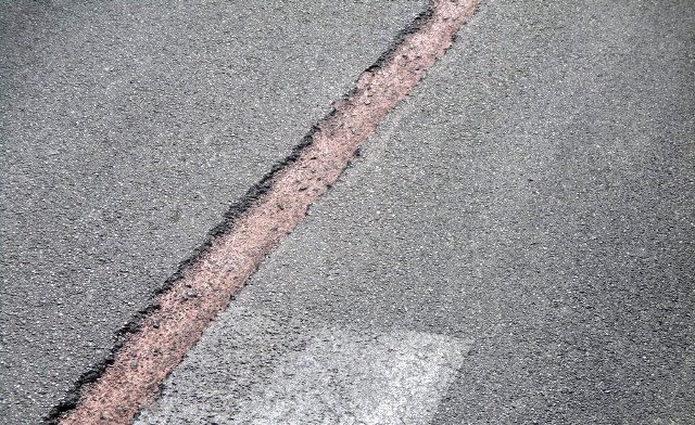 LANCIANO-ATESSA, SOLCHI DOPO LAVORI PER FIBRA: “STRADA PERICOLOSA”; “RIPRISTINO ENTRO LUGLIO”