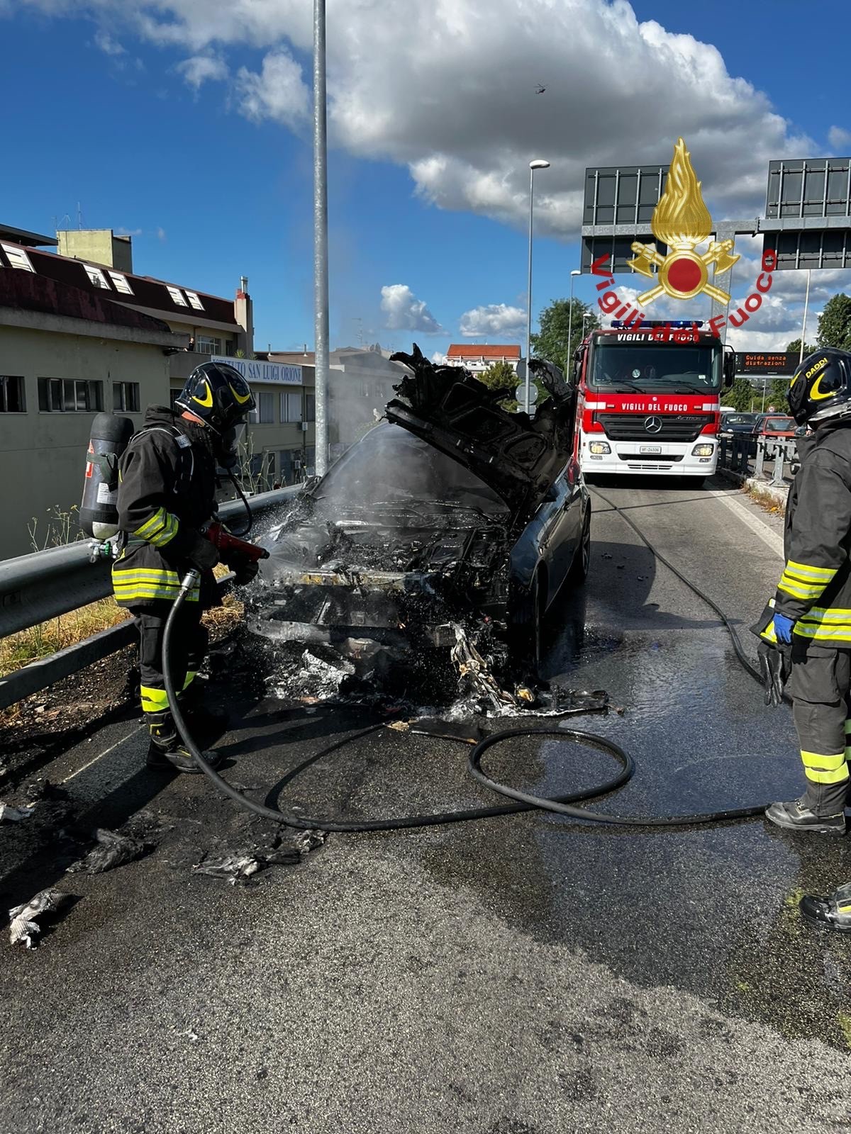 PESCARA: AUTOMOBILE IN FIAMME ALL’USCITA DELL’AUTOSTRADA, INTEVENGONO VIGILI DEL FUOCO