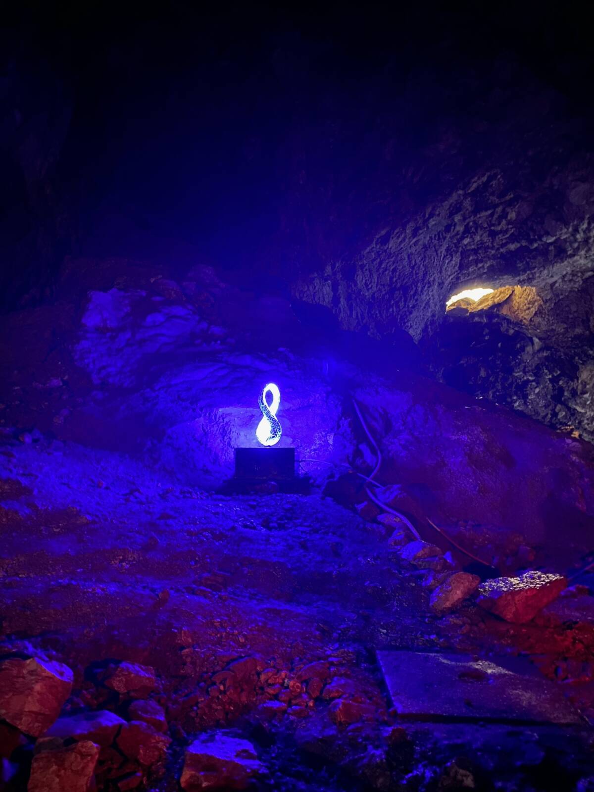 GROTTE DI STIFFE: MOSTRA IN GROTTA “PERCORSI DI LUCE” DI TINA BELLINI