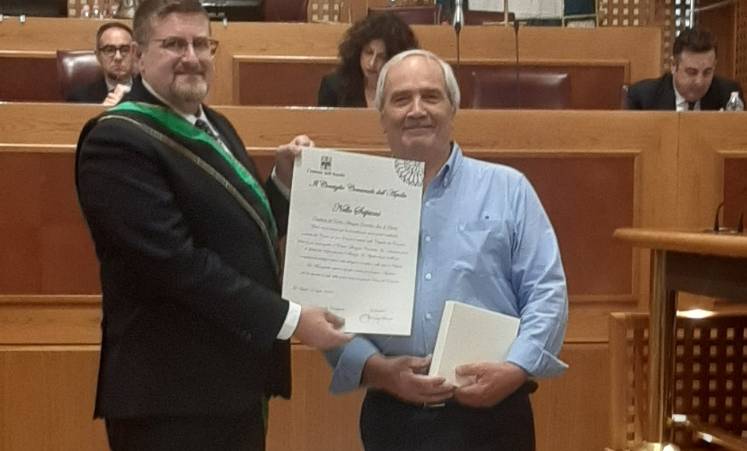 AQUILANI ALL’ESTERO: CENTRO ABRUZZESE CANADESE DI OTTAWA, CONSEGNA OMAGGI A NELLO SCIPIONI