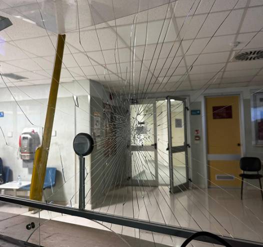 VIOLENZA AL PRONTO SOCCORSO DI CHIETI: 38ENNE SFERRA UN PUGNO AL VETRO