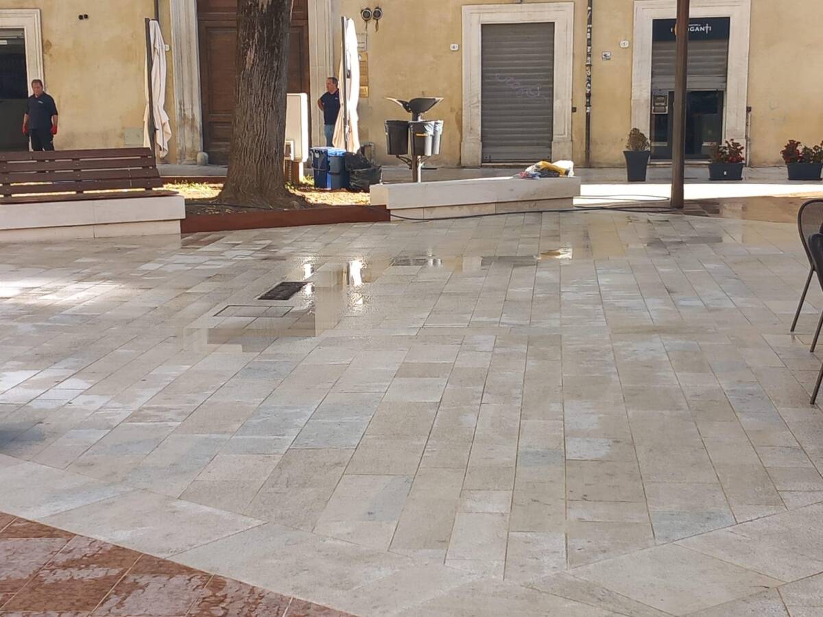 L’AQUILA: PROCEDE PULIZIA STRAORDINARIA PAVIMENTAZIONE BIANCA CENTRO STORICO