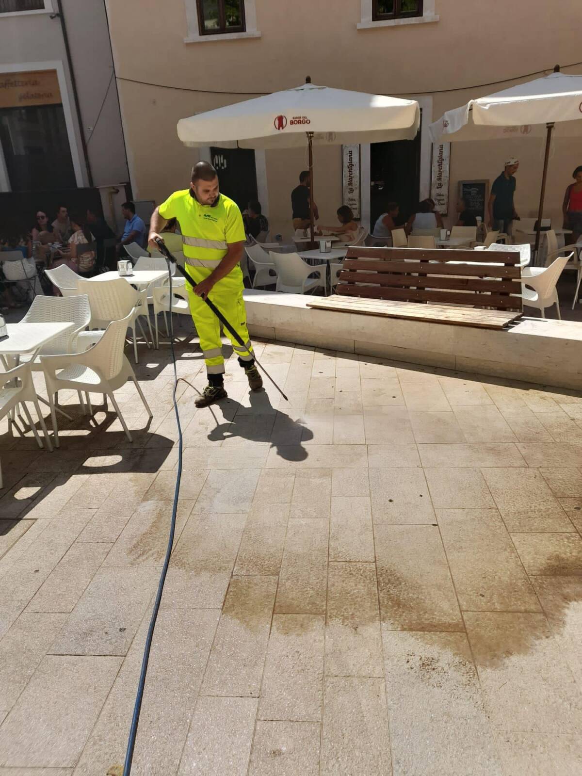 L’AQUILA: ASM RIPULISCE PAVIMENTAZIONE PIAZZA REGINA MARGHERITA, TARANTA, “AMORE PER CITTA'”