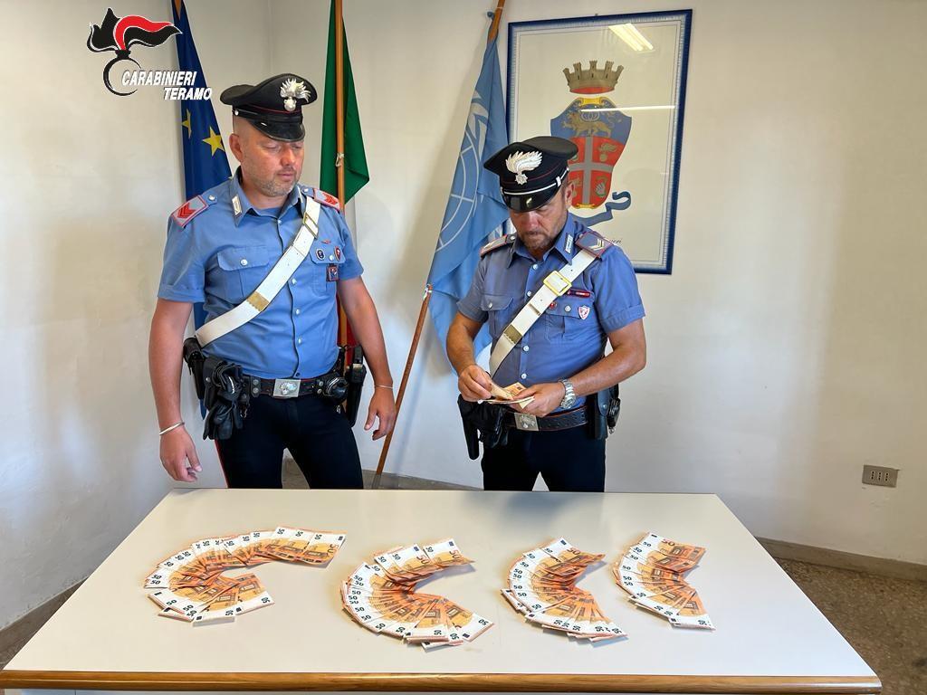 GIULIANOVA: PAGANO GELATO DA 2 EURO CON SOLDI FALSI, 3 IN CELLA. SEQUESTRATE DECINE DI BANCONOTE
