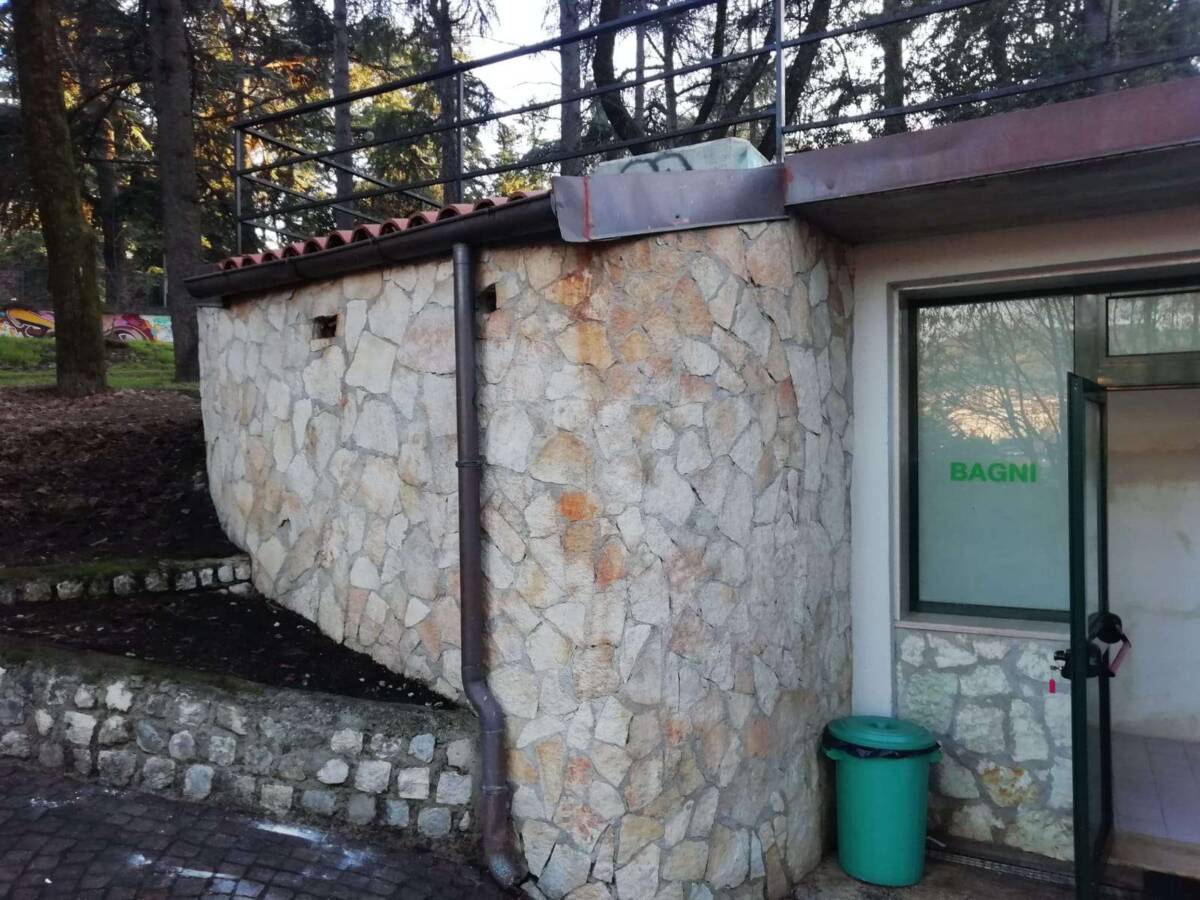 L’AQUILA: PASSO POSSIBILE, “BAGNI PUBBLICI, QUESTI SCONOSCIUTI NELLA CITTA’ DEL TURISMO…”