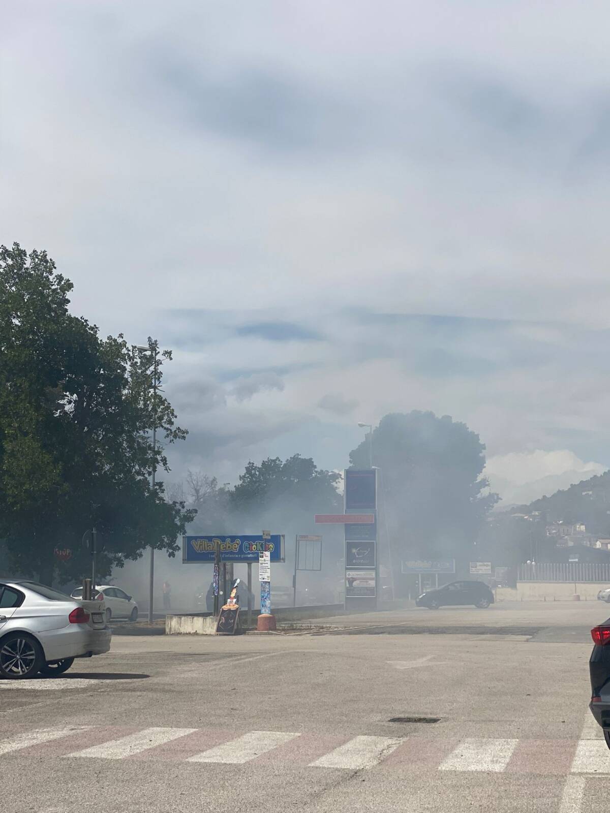 L’AQUILA: INCENDIO SULLA STATALE 17 ALL’ALTEZZA DEL CENTRO COMMERCIALE PICCININI