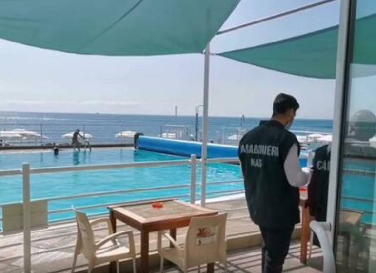 CIBO SCADENTE E SPORCIZIA: CONTROLLI NAS, UN TERZO STABILIMENTI BALNEARI CON GRAVI IRREGOLARITA’