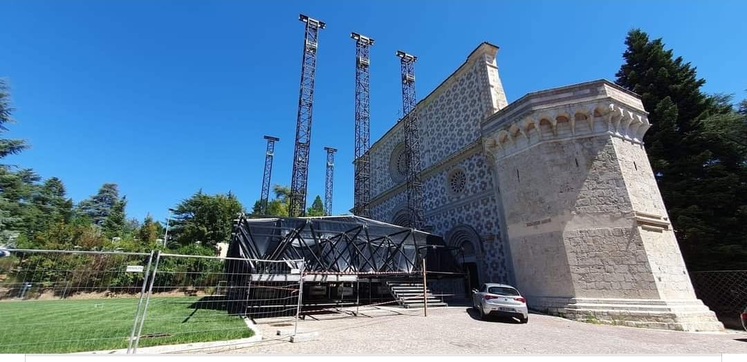 L’AQUILA: PALCO PERDONANZA SOPRA SAGRATO E A RIDOSSO FACCIATA DI COLLEMAGGIO, ESPLODE POLEMICA