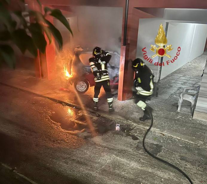 PESCARA: AUTO IN FIAMME A FONTANELLE, INCENDIO DOLOSO, INDAGINI IN CORSO