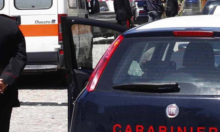 FEMMINICIDIO A LETTOMANOPPELLO: SPARA ALLA EX MOGLIE E SI BARRICA IN UN BAR, ARRESTATO 69ENNE