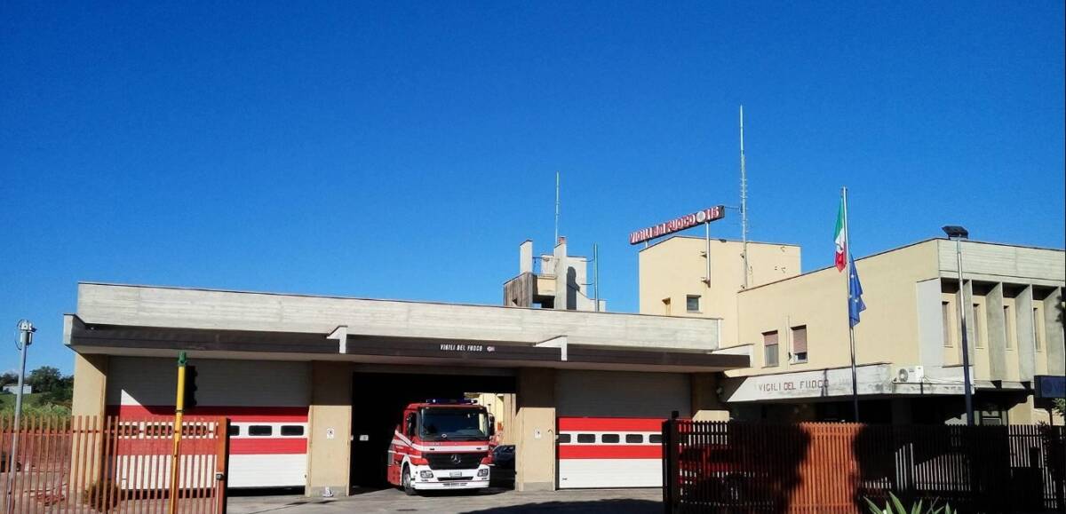 ROSETO: GROSSO ALBERO CADE E SI SCHIANTA SU TRE AUTO IN SOSTA. DANNI ANCHE A UN MURO DI RECINZIONE