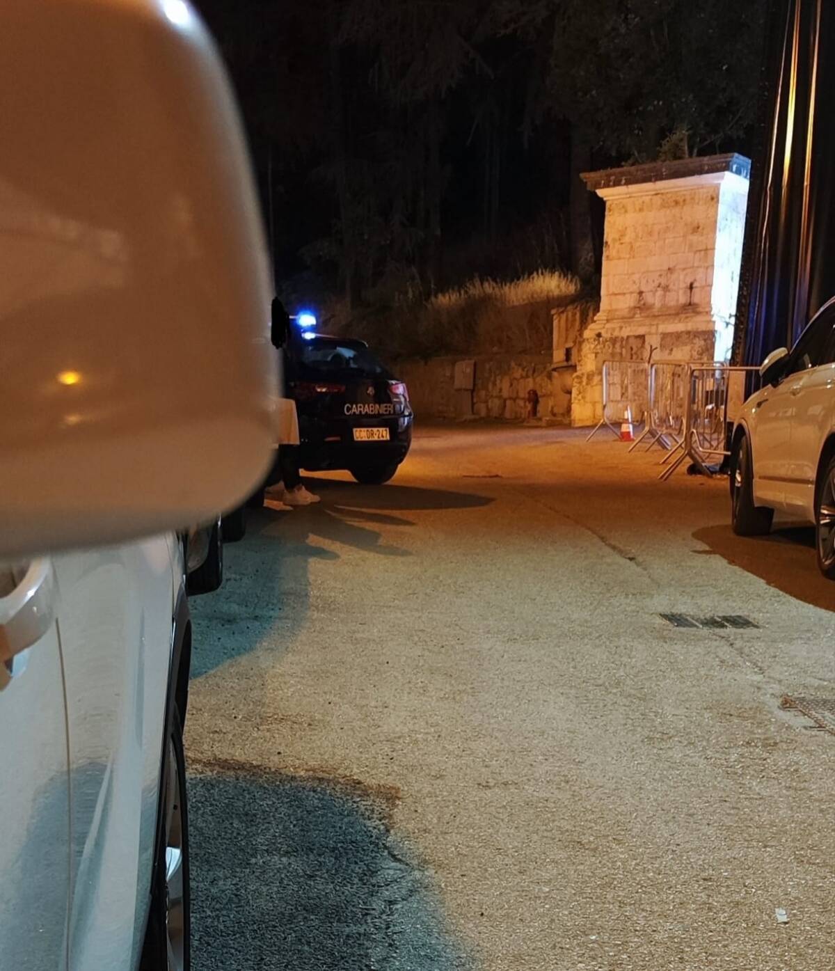 L’AQUILA:  VIA FORTEBRACCIO, SASSAIOLA NELLA NOTTE, POI FUGA CON L’ARRIVO DEI CARABINIERI