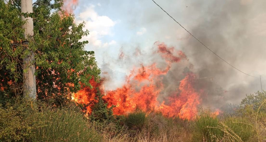 L’AQUILA: INCENDIO A COLLE SAPONE, EVACUATE ABITAZIONI, VIGILI DEL FUOCO AL LAVORO