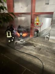 PESCARA: AUTO IN FIAMME, PAURA IN VIA CADUTI PER SERVIZIO. INDAGA LA POLIZIA