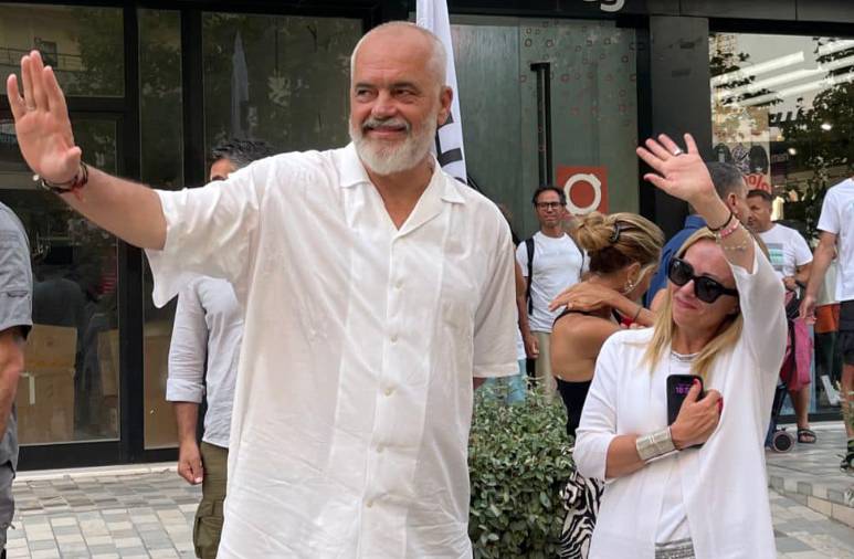 MELONI IN VACANZA IN ALBANIA: “RICARICO ENERGIE PER AUTUNNO IMPORTANTE”; EDI RAMA: “UN ONORE”