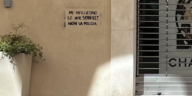 L’AQUILA: SCRITTE SUI PALAZZI STORICI CONTRO POLIZIA E DASPO, IDENTIFICATA PRESUNTA AUTRICE