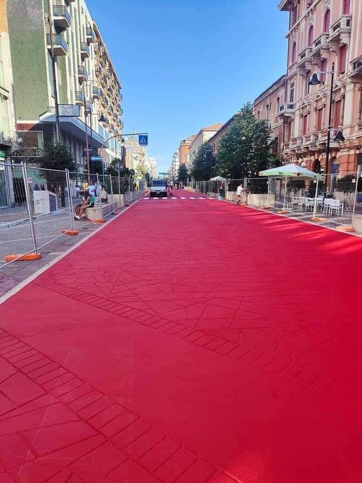 PAVIMENTAZIONE ROSSA IN CORSO VITTORIO EMANUELE, A PESCARA SI SCATENA IRONIA SUI SOCIAL
