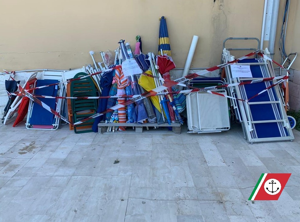 LETTINI E OMBRELLONI “SEGNAPOSTO” SULLE SPIAGGE LIBERE: SEQUESTRI LUNGO LA COSTA DEI TRABOCCHI