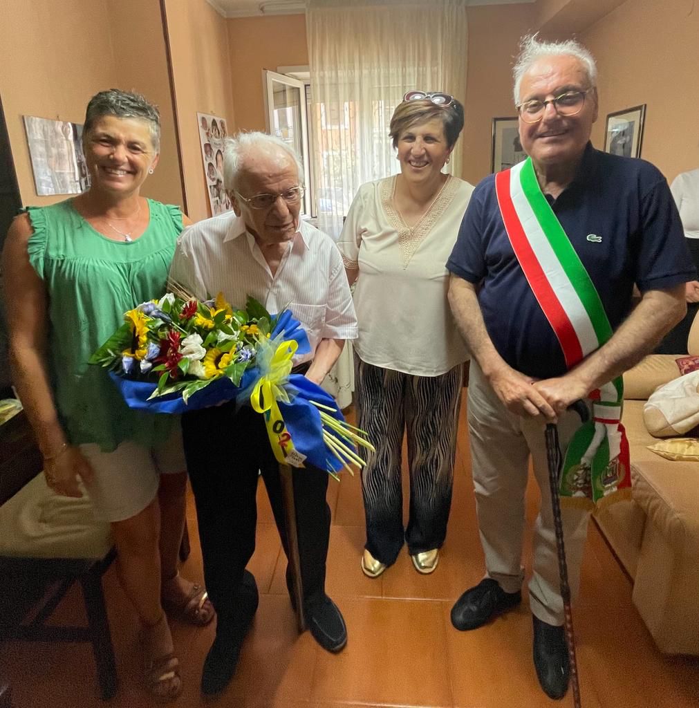 CAPISTRELLO: FESTEGGIATI DA PARENTI E  AMMINISTRATORI COMUNALI I 102 ANNI DI RENATO DE VITO