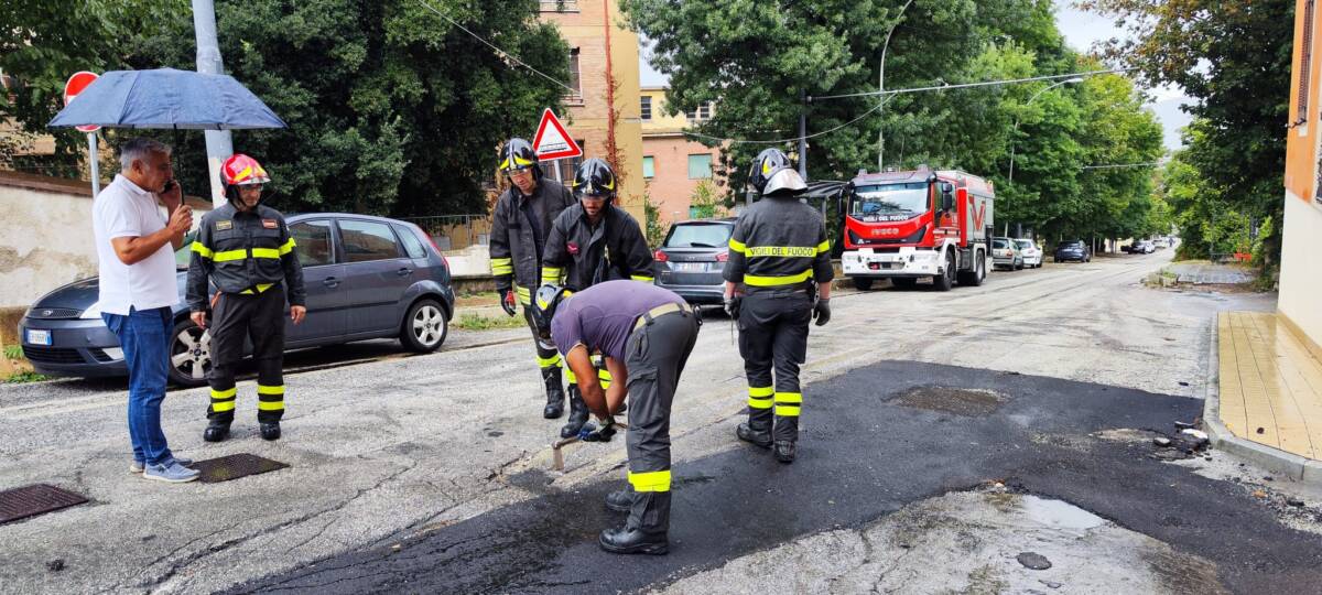 L’AQUILA: BUCHE, FERRI CHE SPUNTANO E TOMBINI APERTI IN VIA ROMA. SUL POSTO I VIGILI DEL FUOCO