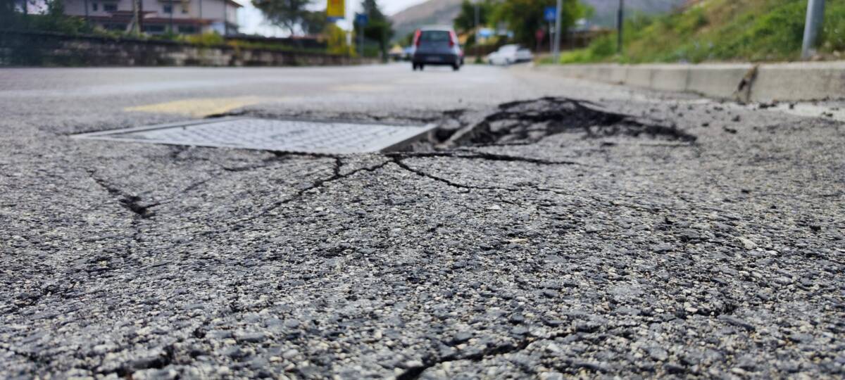 SI SQUARCIA UN TRATTO DI VIA MULINO DI PILE ALL’AQUILA: TRANSENNATA PARTE DELLA  STRADA