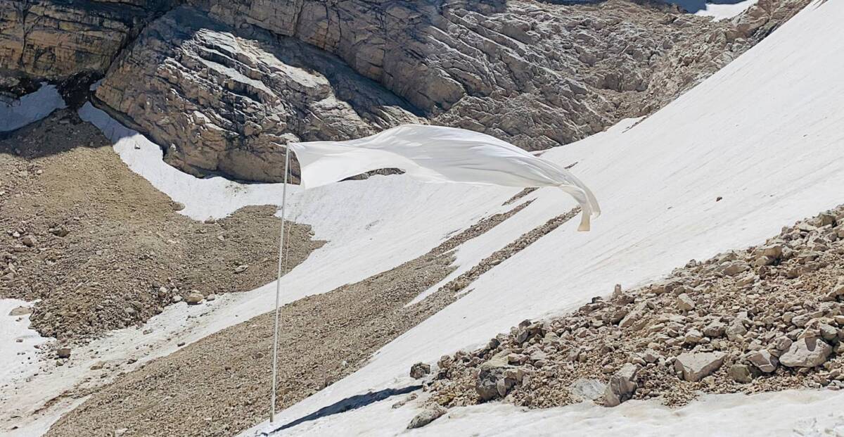 (A)WHITE FLAG(S): TRA BATESON E SCIOGLIMENTO GHIACCIAI, A L’AQUILA MOSTRA DI MATTEO BULTRINI