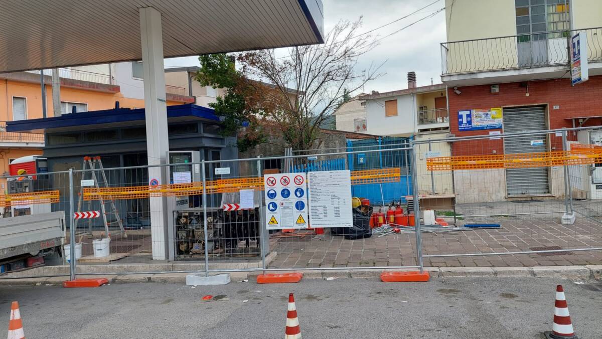 AVEZZANO: SCATTA LA DEMOLIZIONE DEL DISTRIBUTORE DI CARBURANTE DISMESSO A PIAZZA CAVOUR